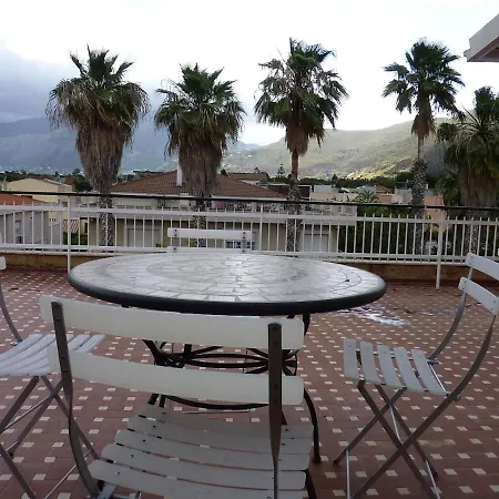 Terrazza 3f Mondello بيت للعطل